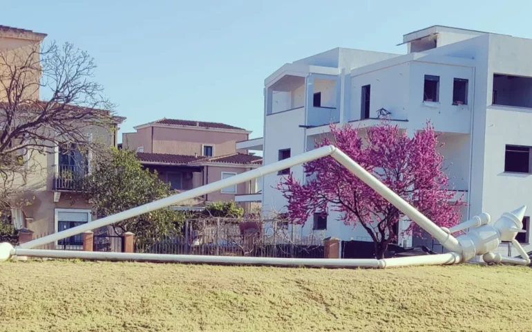 La foto del giorno. Il Pinocchio di Tortolì immerso nei colori della primavera nello scatto di Gabriela Fanni