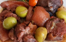 Cinghiale in umido alla sarda: la ricetta che racchiude i profumi dell’Isola