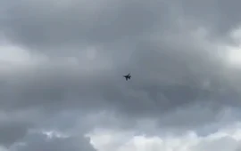 Aerei da caccia a bassa quota e pascoli in rivolta: il boom di esercitazioni militari taglia la produzione di latte