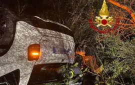 Paura nella notte a Dorgali: auto vola fuori strada, due feriti estratti dalle lamiere