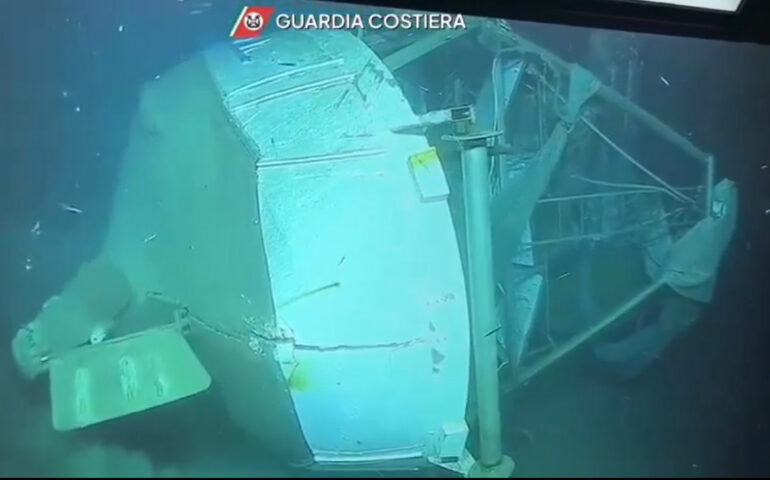 Il peschereccio Luigino nelle immagini della Guardia Costiera