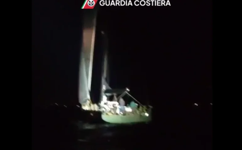(VIDEO) Barca a vela in avaria al largo di Arbatax: soccorso notturno della Guardia Costiera