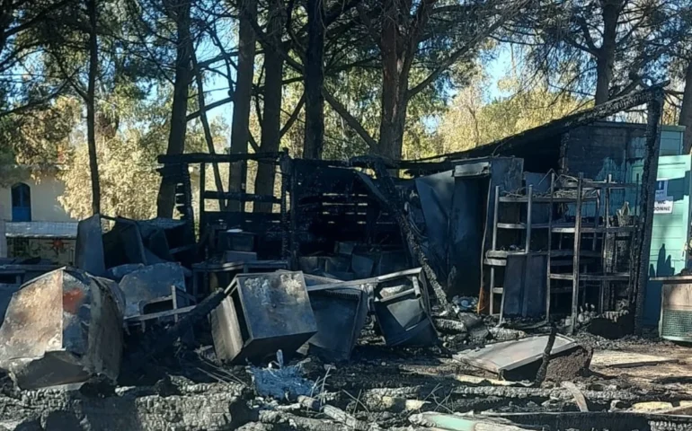 (FOTO) Incendio nella notte a Lotzorai: distrutto il chiosco “La Riva Bianca”