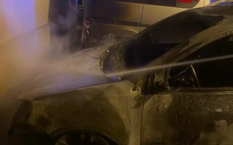 Ilbono e Oliena, doppio incendio nella notte: auto distrutte a pochi minuti di distanza