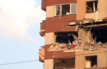 Israele bombarda l’Iran, colpiti siti nucleari e militari. Per Teheran è «Una dichiarazione di guerra»