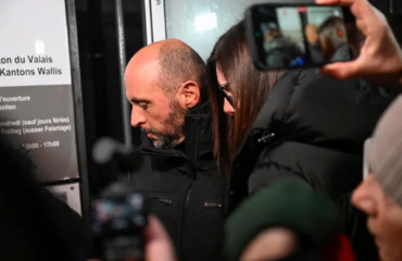 Tragedia di Crans-Montana, arrestato il proprietario del Constellation. La moglie ai domiciliari