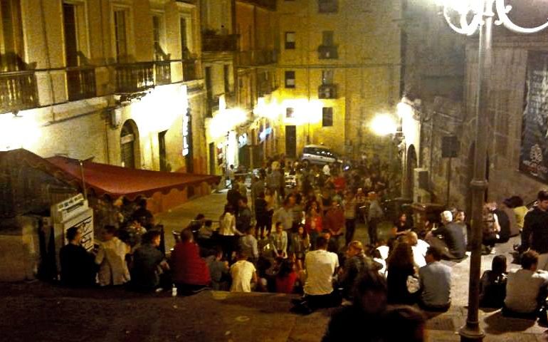 Covid-19, incontro fra Governo e Regioni. Nuove strette in arrivo su movida e attività “non essenziali”
