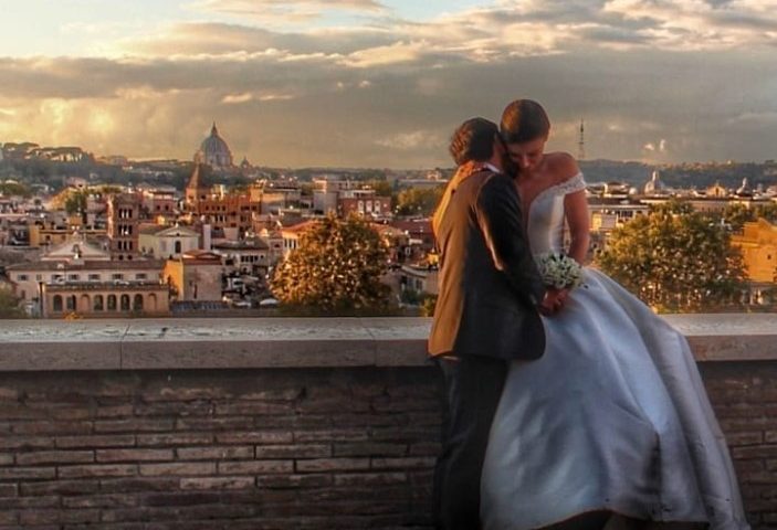 La foto: gli sposi e Roma come sfondo, la vita va avanti nonostante tutto