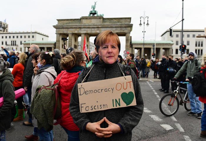 Berlino, a migliaia per protestare contro le misure anti Covid
