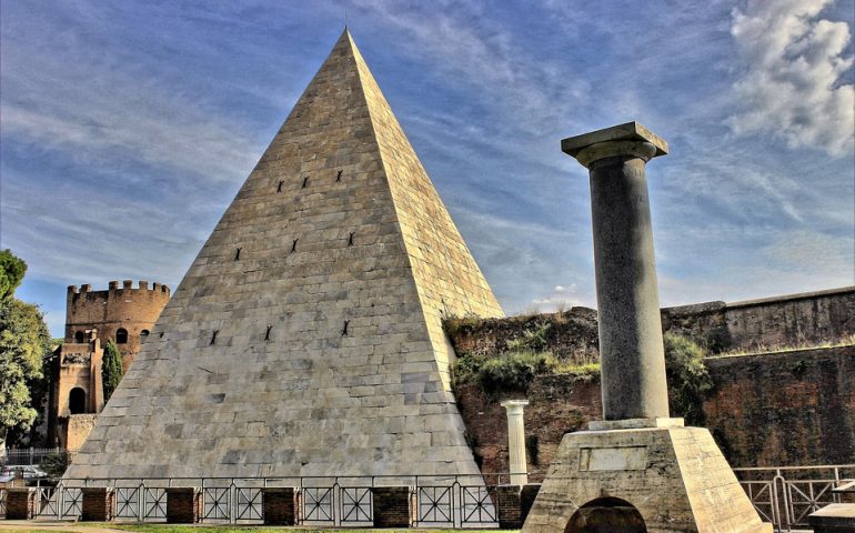 Che cosa ci fa una grande piramide antica nel centro di Roma?