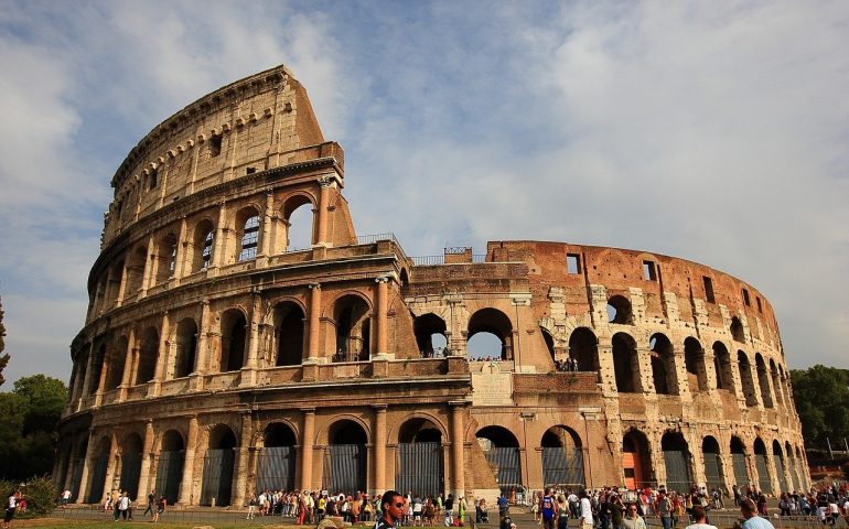 Lo sapevate? Perché il Colosseo è crollato per metà?