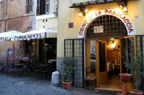 Lo sapevate? A Roma c’è un ristorante dove mentre si mangia si ricevono anche tanti insulti