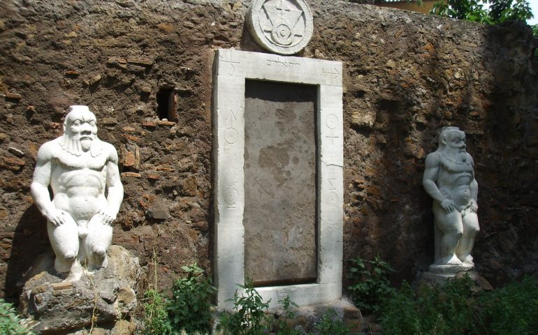 Monumenti romani: la Porta Magica di Piazza Vittorio Emanuele II