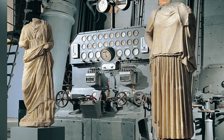 Monumenti romani: la centrale Montemartini, uno degli spazi espositivi più belli della città