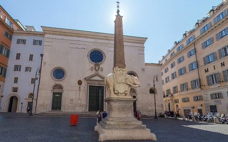 Monumenti romani: il curioso obelisco della Minerva, sorretto da un piccolo elefantino
