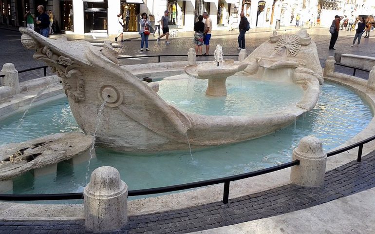Lo sapevate? La Fontana della Barcaccia fu costruita prendendo spunto da una barca in secca portata da una piena del Tevere