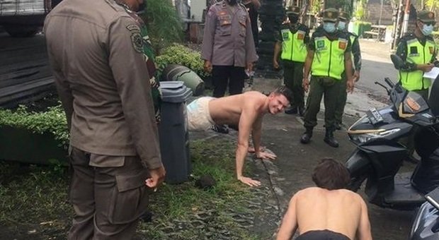 Bali: in giro senza mascherina? Turisti puniti con 50 flessioni