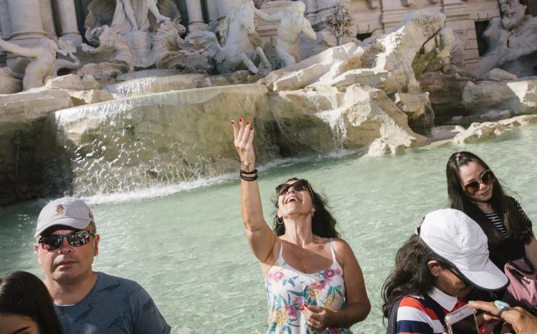 Lo sapevate? Il lancio della monetina alla Fontana di Trevi è diventato un rito per i turisti che visitano Roma