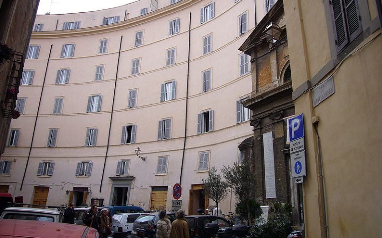 Lo sapevate? Nel centro storico di Roma c’è un curioso palazzo curvo