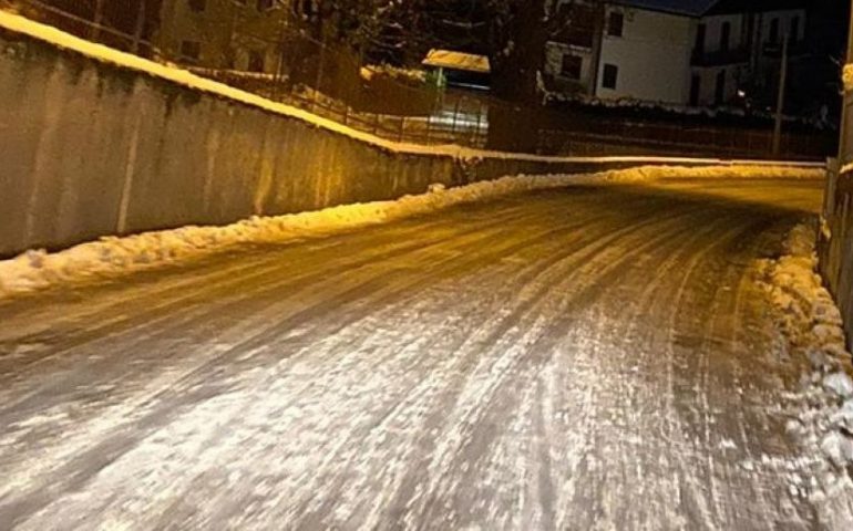 “Missione impossibile” per una bimba: cerca di camminare ma scivola 40 volte sull’asfalto ghiacciato