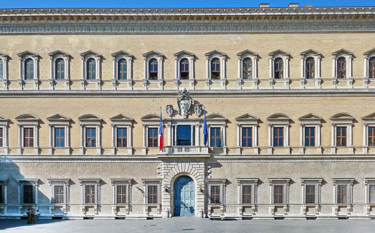 Lo sapevate? Palazzo Farnese, uno dei più belli di Roma, viene anche chiamato “Il Dado”