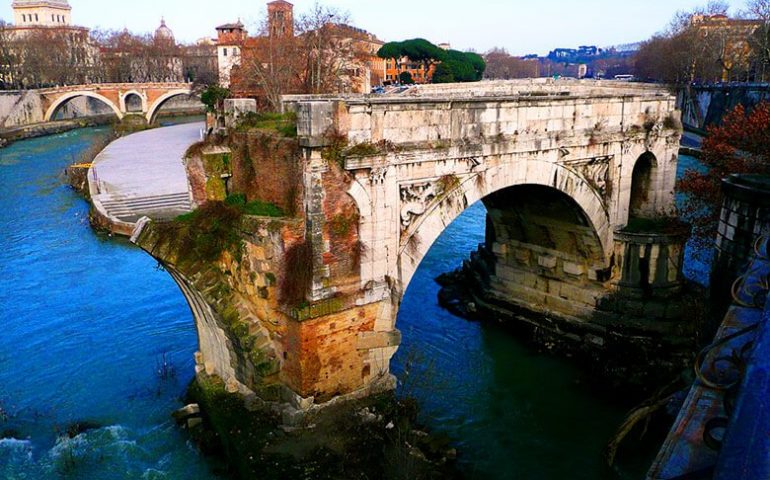 Monumenti romani: il Ponte Rotto, uno dei più antichi e suggestivi della città