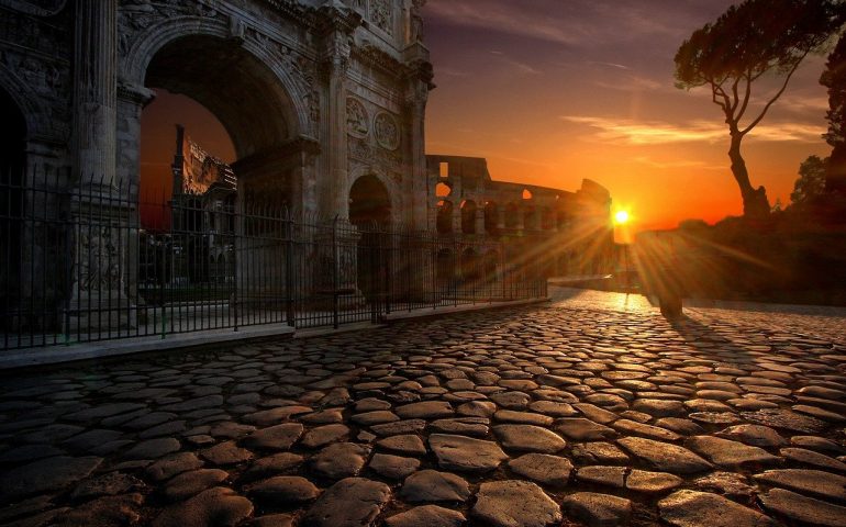 La foto del giorno a Roma: un magnifico tramonto sull’Arco di Costantino