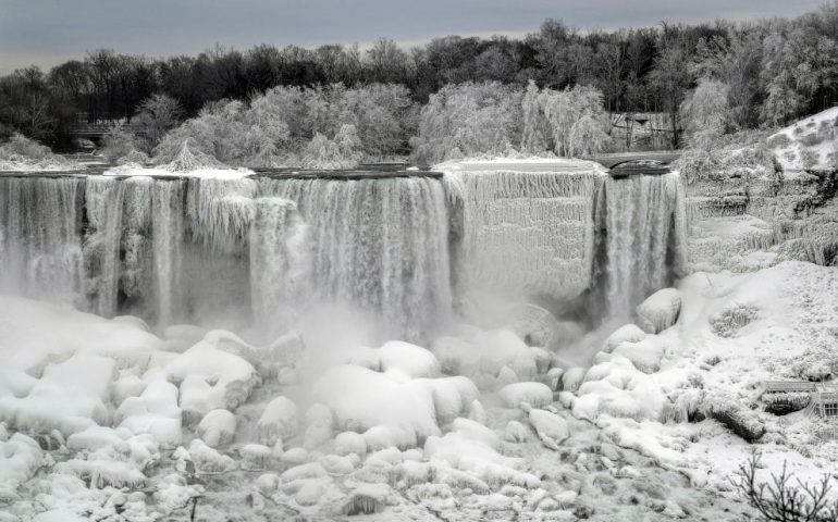Spettacolo nello spettacolo: le temperature scendono a – 20 e le cascate del Niagara si ghiacciano