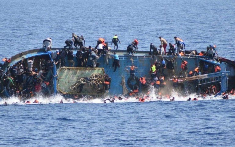 Paura nel Mediterraneo, barcone migranti si ribalta durante i soccorsi: in corso ricerca dei dispersi