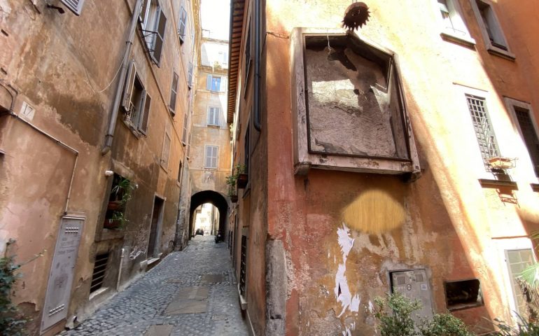 Lo sapevate? La strada più stretta di Roma e la storia della chiesa distrutta per far posto a una casa