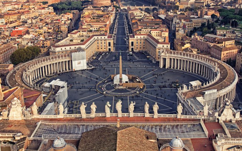 Lo sapevate? L’obelisco di Piazza San Pietro arrivò dall’Egitto su una nave carica di lenticchie. Perché?