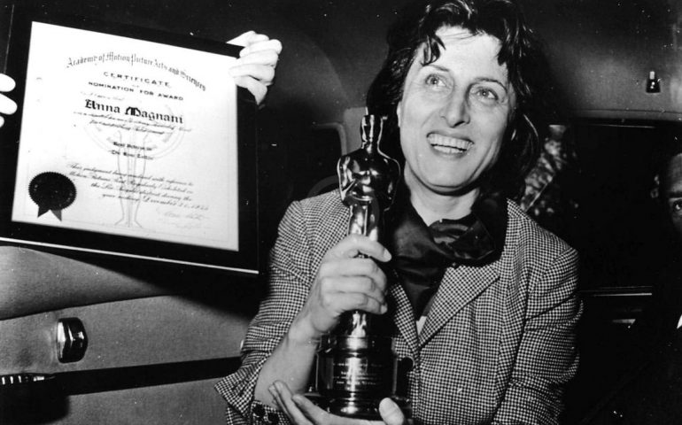 Accadde oggi: 21 marzo, 1956: l’attrice romana Anna Magnani vince il premio Oscar come migliore attrice protagonista per “La rosa tatuata”