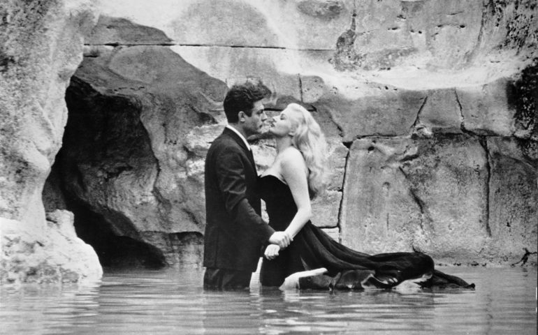 Lo sapevate? Marcello Mastroianni quando girò “La Dolce Vita” aveva una muta da sub nella scena della Fontana di Trevi