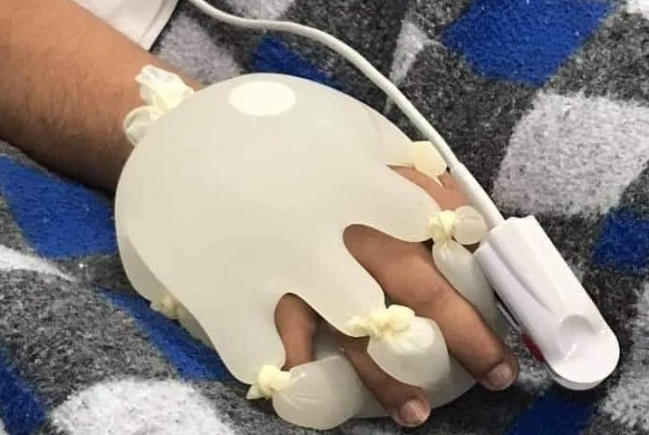 La foto. Un “abbraccio” per i malati di Covid in ospedale: l’idea dell’infermiera brasiliana Lidiane