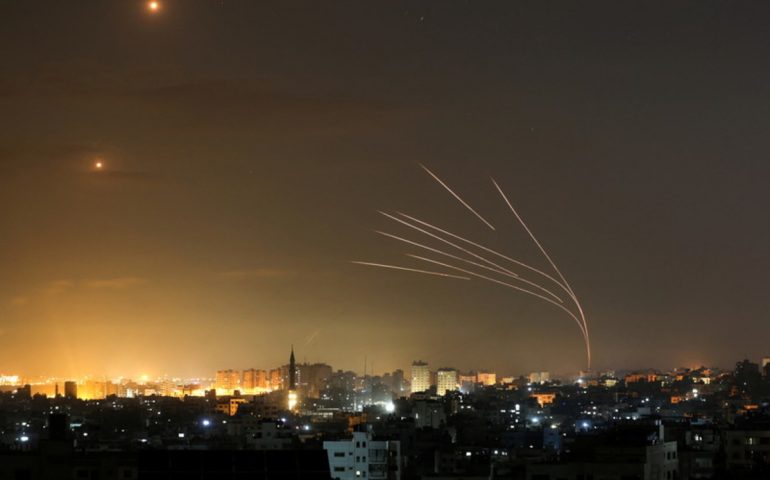Notte di terrore sulla Striscia di Gaza: non si fermano gli attacchi aerei e lancio di razzi. Vittime innocenti due donne e otto bambini