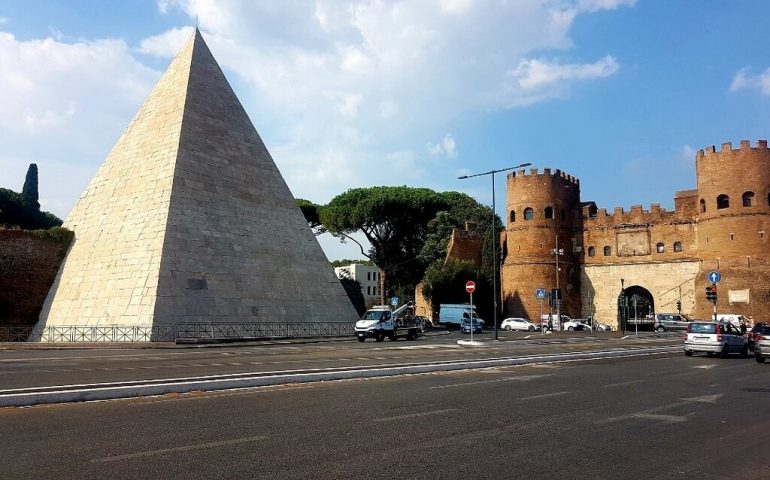 Lo sapevate? Perché nel centro di Roma da più di duemila anni c’è una misteriosa piramide?