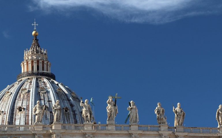 Sta male, perde la voce e i documenti: l’incredibile storia (a lieto fine) di un anziano turista austriaco a San Pietro