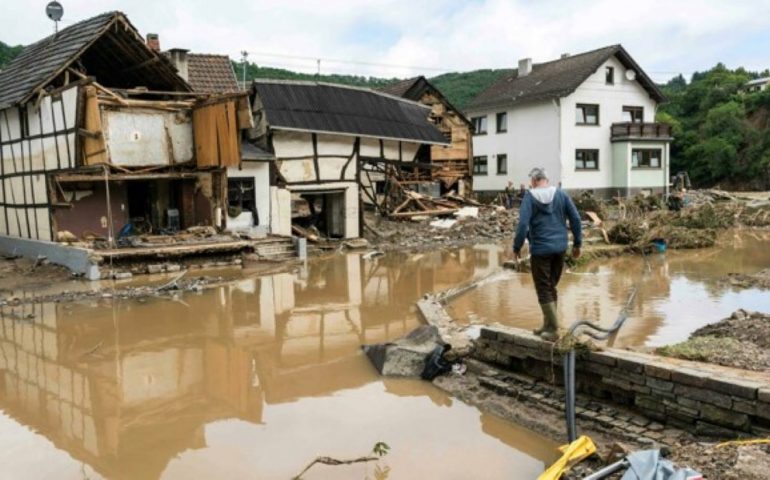Terribile alluvione in Germania, negozi distrutti e strisce di terra devastate: è una catastrofe. 81 i morti e 1300 persone disperse