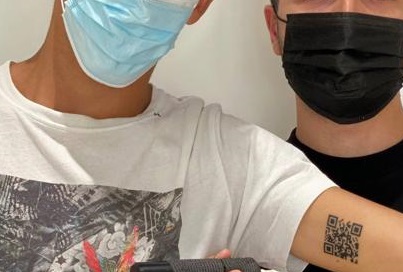 Reggio Calabria, uno studente di 22 anni si fa tatuare il Qr code del Green Pass sul braccio