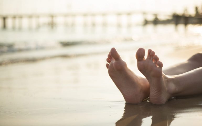 Eboli, fa il bagno nudo al mare: multato dai vigili e picchiato dalla moglie durante il verbale