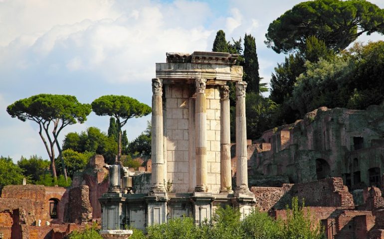 Monumenti romani: il Tempio di Vesta, uno dei santuari più antichi della città