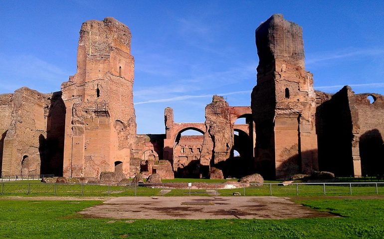 Monumenti romani: le terme di Caracalla, uno dei più estesi e sfarzosi bagni della Roma antica