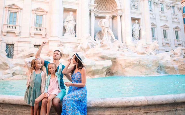 Lo sapevate? Chi diede il via alla tradizione del lancio della monetina nella Fontana di Trevi?