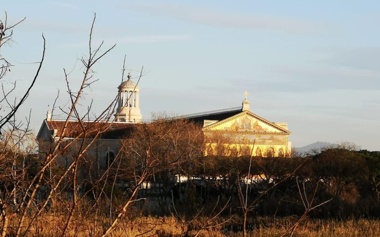 San Paolo abbaglia Roma durante l’ora d’oro. L’incanto da ponte Marconi