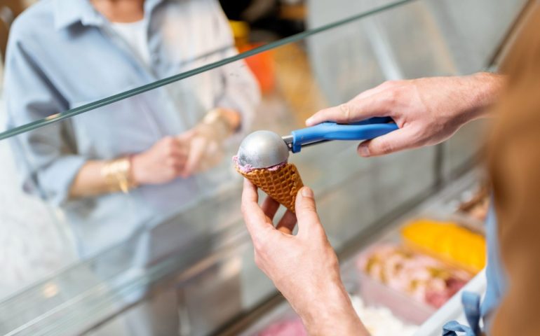 Gli negano il gelato perchè non ha il green pass: anziano tira fuori la pistola