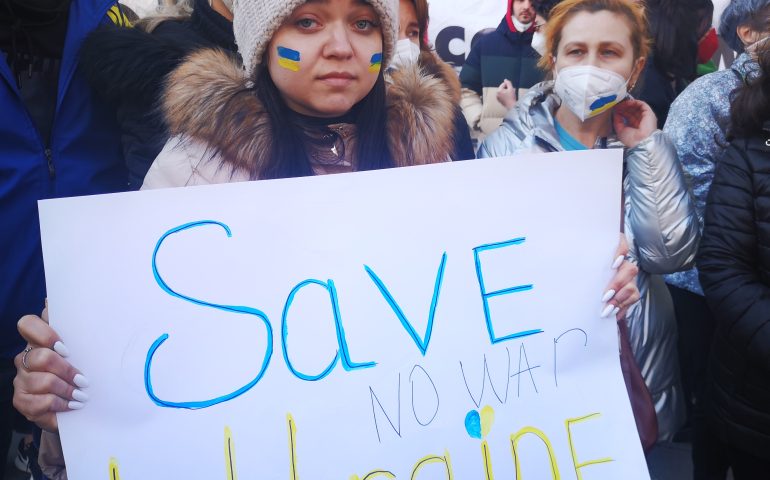 Roma dice “No” alla follia della guerra: migliaia di pacifisti e la comunità ucraina in piazza