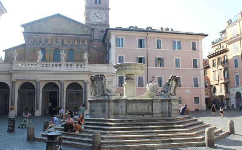 Monumenti romani: la fontana di Santa Maria in Trastevere, la più antica della città