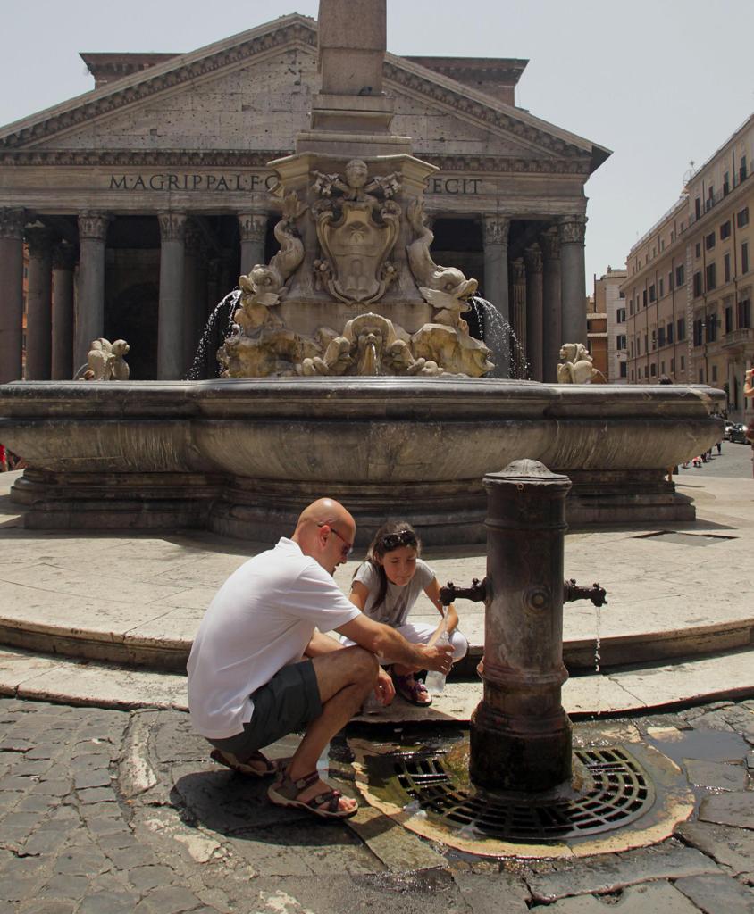 Nasone davanti al Pantheon