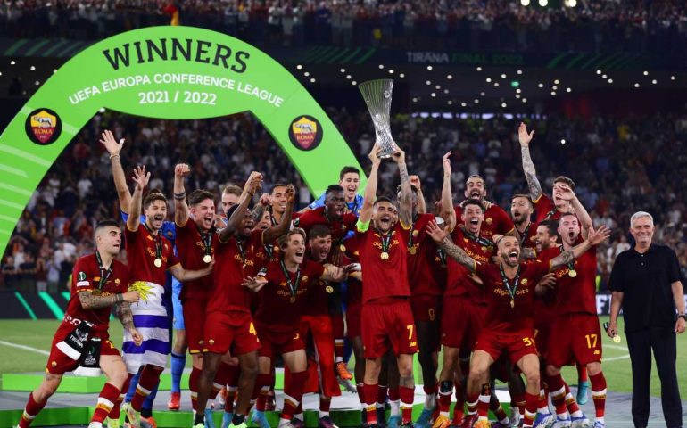La Roma vince la Conference League e la città si tinge di giallorosso