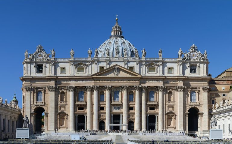 Lo sapevate? Perché durante la festa dei santi patroni Pietro e Paolo viene appesa la “nassa del pescatore” sul cancello della Basilica Vaticana?